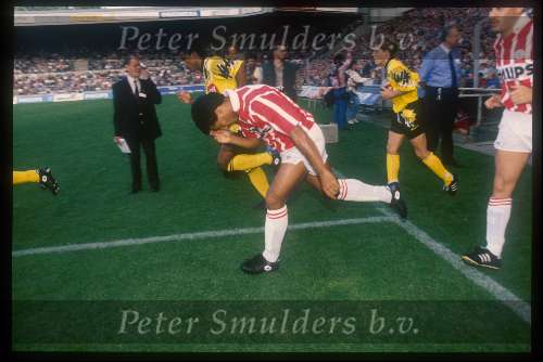 Romario spelend voor PSV
maakt een kruisteken
