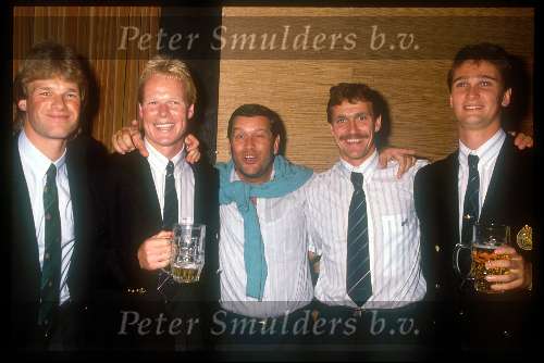 Erwin Koeman met zijn broer Ronald koeman Berry v Aerle-Ger Lagendijk en johny Bosman
na afloop gewonnen finale Europees kampioenschap 1988