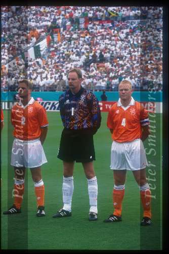 Ronald Koeman als aanvoerder met Ed de goeij en Frank de boer  voor het nederlands elftal tijdens het wereldkampioenschap voetbal USA 1994