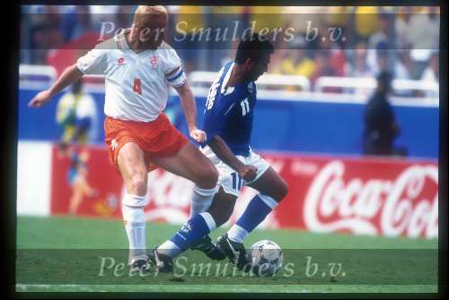Romario in duel met Ronald Koeman
tijdens het wereldkampioenschap voetbal 1994 USA