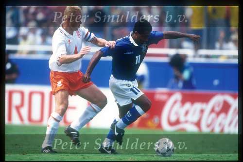 Romario in duel met Ronald Koeman
tijdens het wereldkampioenschap voetbal 1994 USA