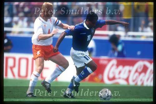 Romario in duel met Ronald Koeman
wereldkampioenschap voetbal USA 1994