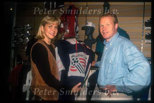 Ronald koeman met Bartina koeman bij de stand van Adidas 1994