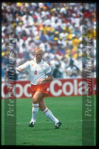 Ronald Koeman spelend voor het nederlands elftalen tijdens het wereldkampioenschap voetbal USA 1994