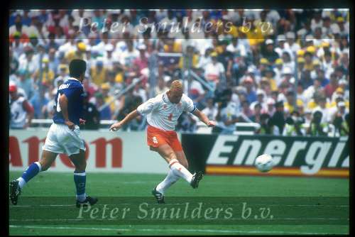 Ronald Koeman spelend voor het nederlands elftalen tijdens het wereldkampioenschap voetbal USA 1994