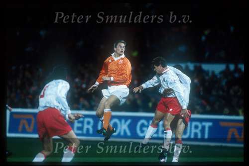 Ronald de Boer spelend voor het Nederlands Elftal