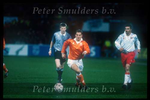 Ronald de Boer spelend voor het Nederlands Elftal