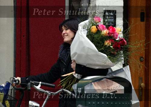 Amsterdam 4april 2003
Roosje ten brink met bloemen