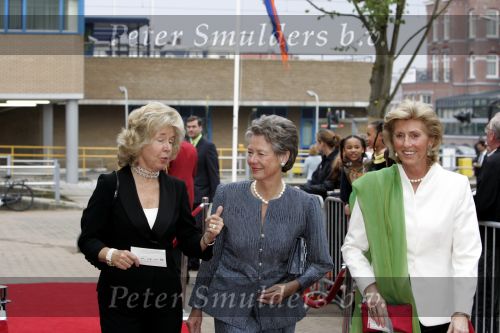 Scheveningen 29 april 2004
65e verjaardag van Pieter v Vollenhoven in het circustheater.
Mevr Rost Onnes (midden) met vriendin Koningin Beatrix