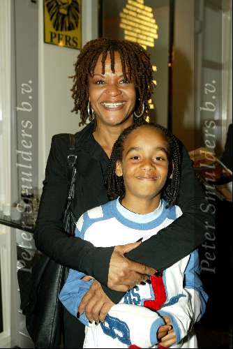 Scheveningen 4 april 2004
Premiere Lion King in Kurhaus.
Ruth Jacoth met neefje