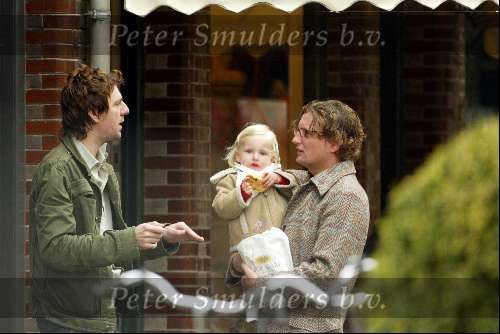 Amsterdam 10 april 2004
Prins Bernhard jr met Isabelle en Ruud de Wild op Cornelis Schuytstraat