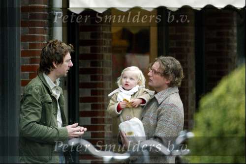 Amsterdam 10 april 2004
Prins Bernhard jr met Isabelle en Ruud de Wild op Cornelis Schuytstraat