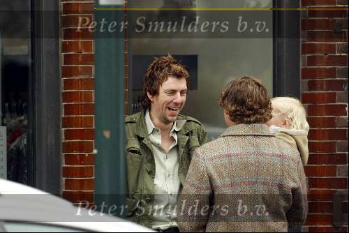 Amsterdam 10 april 2004
Prins Bernhard jr met Isabelle en Ruud de Wild op Cornelis Schuytstraat