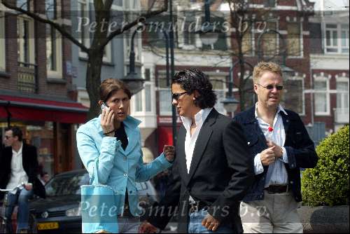 Amsterdam 17 april 2004
Shanne en Marvin Breukhoven op Cornelis Schuytstraat .Met gsm