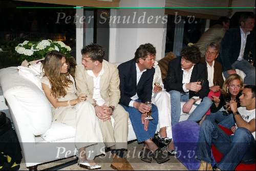 Blaricum 15 april 2004
Rene Froger geeft concert in zijn eigen huis.
Silvie Meis en Rafael v d Vaart Johan Westermeijer en Marc Klein Essink