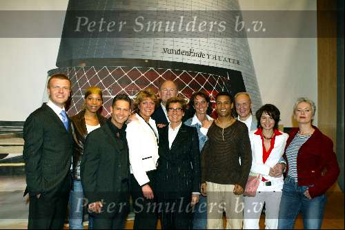 Amsterdam 21 april 2004
Presentatie nieuwe Joop v d Ende Theater in Amsterdam.
Joop v d Ende met Bastiaan Ragas, Danny de Munck, Caroline Dijkhuizen, Henk Poort, Maaike Widdershoven en Doris Baten