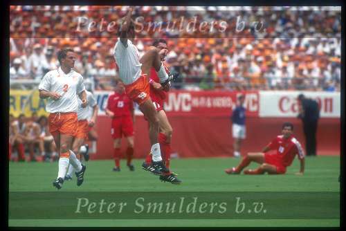 Stan Valckx in duel met Marc Degreyse
 tijdens het wereldkampioenschap voetbal USA