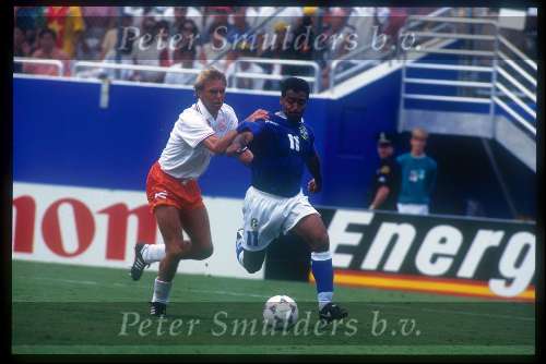 Stan Valckx in duel met Romario  tijdens het wereldkampioenschap voetbal USA