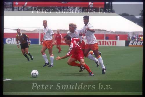 Stan Valckx in duel met Marc Degreyse
dennis bergkamp frank rijkaard tijdens het wereldkampioenschap voetbal USA