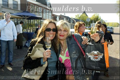 Ouderkerk aan de Ijssel 24 april 2004
Opening Klein Paardenburg in Ouderkerk aan de Amstel.
Suzanne Kleeman met vrouw Barry hay