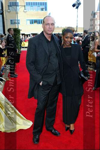 Scheveningen 4 april 2004
Premiere Lion King in Kurhaus.
Sylvana Simons met man
