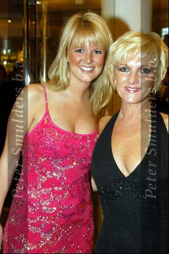Scheveningen 4 april 2004
Premiere Lion King in Kurhaus.
Tineke Schouten met dochter
Peter Smulders bv