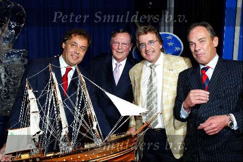 Rotterdam 13 april 2004
Presentatie cd Lee Towers in Hotel New York.
Lee Towers met Tom Westermeijer en Aad Ouborg