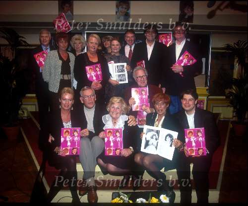 Trea Dobbs Ria alberti Johnny Lion Herman Stok ria Valk anneke gronlog ronnie tober
met het boek: ROEM VAN TOEN