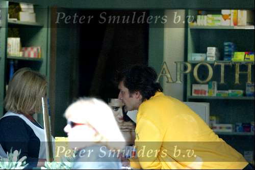 Amsterdam 22 april 2004
Victor Reinier bij de apotheek op de cornelis Schuytstraat