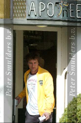 Amsterdam 22 april 2004
Victor Reinier  bij apotheek op cornelis schuytstraat