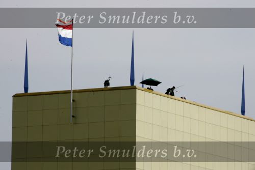 Groningen 30 april 2004
Koninginnedag 2004 in Warffum (Groningen)
Een visser met een reiger boven op het dak van museum