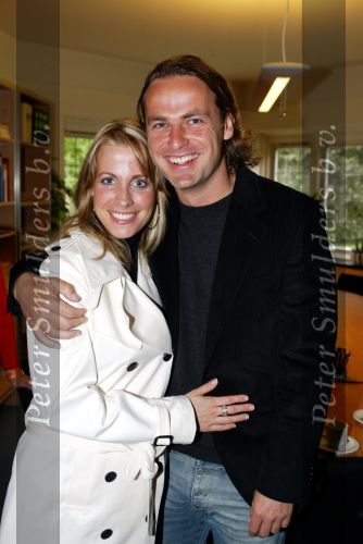 Blaricum 29 april 2004
Marco Borsato krijgt Koninklijke onderscheiding.
John Ewbank met Vivian Reys
