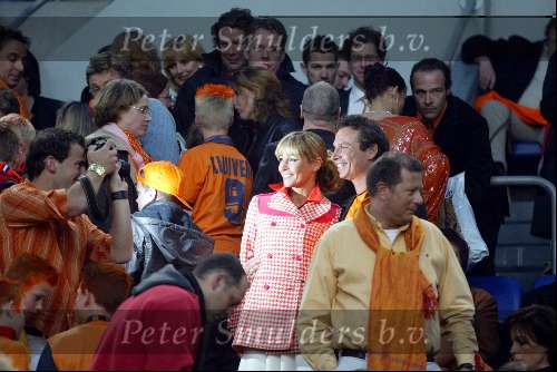 Amsterdam 19 april 2004
Premiere in Oranje in de Amsterdam Arena.
Jacob v Rozelaar maakt foto van Wendy v Dijk met broer
