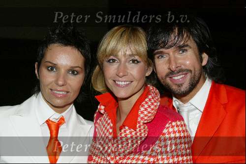 Amsterdam 19 april 2004
Premiere in Oranje in Amsterdam Arena.
Wendy v Dijk  met Mari v d Ven en Diane Beekman