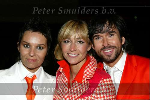 Amsterdam 19 april 2004
Premiere in Oranje in Amsterdam Arena.
Wendy v Dijk  met Mari v d Ven en Diane Beekman