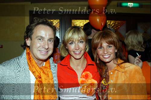 Amsterdam 19 april 2004
Premiere in Oranje in Amsterdam Arena.
Marco Borsato Leontine Borsato en Wendy v Dijk