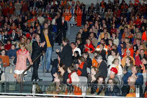 Amsterdam 19 april 2004
Premiere in Oranje in Amsterdam Arena.
Wendy v Dijk met rechts op tribune Chris Zegers