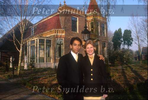 Wibi Soerjadi met zijn vrouw voor hun huis 1996