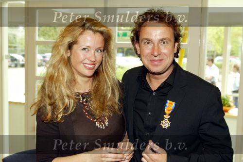 Blaricum 29 april 2004
Marco Borsato krijgt Koninklijke onderscheiding. Marco Met Willemijn Verloop