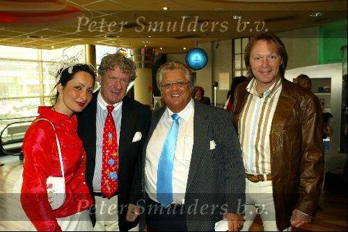 Scheveningen 27 april 2004
Lunch in het holland casino in scheveningen .
Willibrord Frequin met Suzanne en Tony Tetro en Erwin Kettman