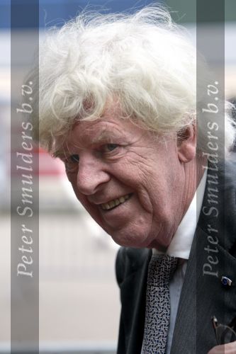 Scheveningen 29 april 2004
65e verjaardag van Pieter v Vollenhoven in het circustheater.
Wim Duisenberg met gsm