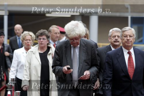 Scheveningen 29 april 2004
65e verjaardag van Pieter v Vollenhoven in het circustheater.
Wim Duisenberg met gsm