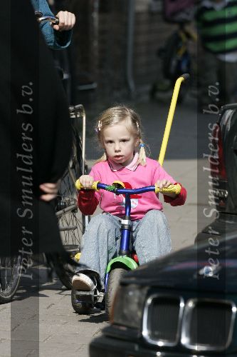 Amsterdam 3 april 2005
Anne v Vollenhoven op kinderfietsje