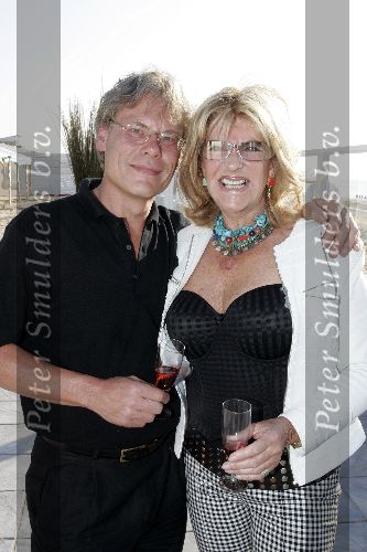Bloemendaal 2 april 2005
Opening van strandtent vroeger.
Astrid Engels met vriend en zonnebril