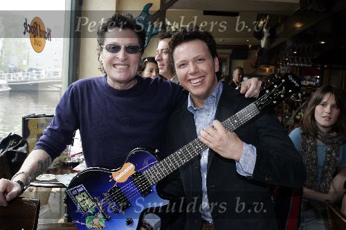 Amsterdam 17 april 2005
Presentatie dvd MY dad is a rockstar bij Hard Rock cafe.
Jamai Idols met Barry hay