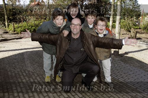 Harderwijk 9 april 2005
Opening dolfinarium HARDERWIJK.
Bart Chabot met kinderen