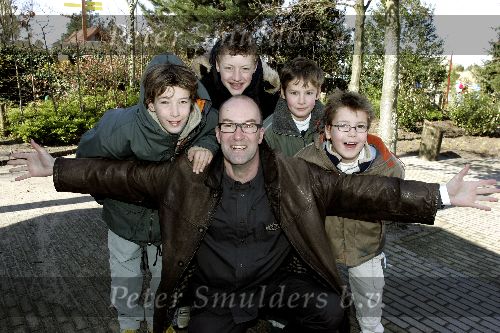 Harderwijk 9 april 2005
Opening dolfinarium HARDERWIJK.
Bart Chabot met kinderen