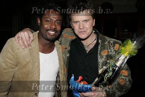 Hilversum 1 april 2005
Afscheidsfeestje van Beau v Erven Dorens. John Williams met  Beau en champagne
.