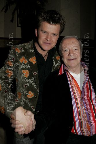 Hilversum 1 april 2005
Afscheidsfeestje van Beau v Erven Dorens. Beau    en  Ramses Shaffy
.