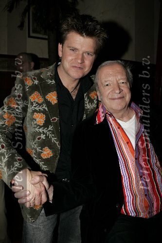 Hilversum 1 april 2005
Afscheidsfeestje van Beau v Erven Dorens. Beau    en  Ramses Shaffy